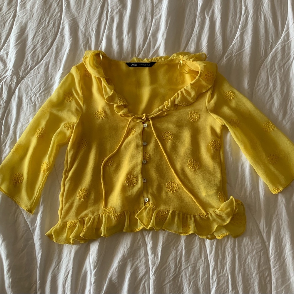 Cute Yellow embroidered flower blouse size XS